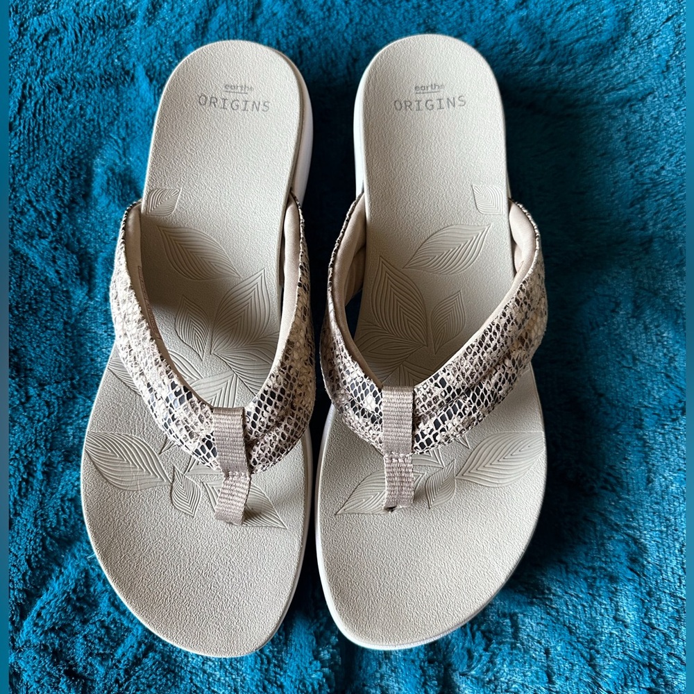 Earth Origins Like New Flip Flops - Picture 4 of 4
